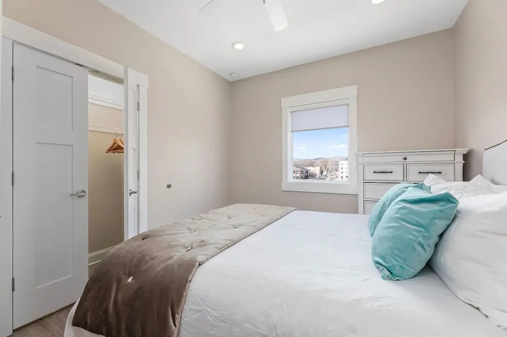 539 Bay St. Lake View Condo Unit 401W