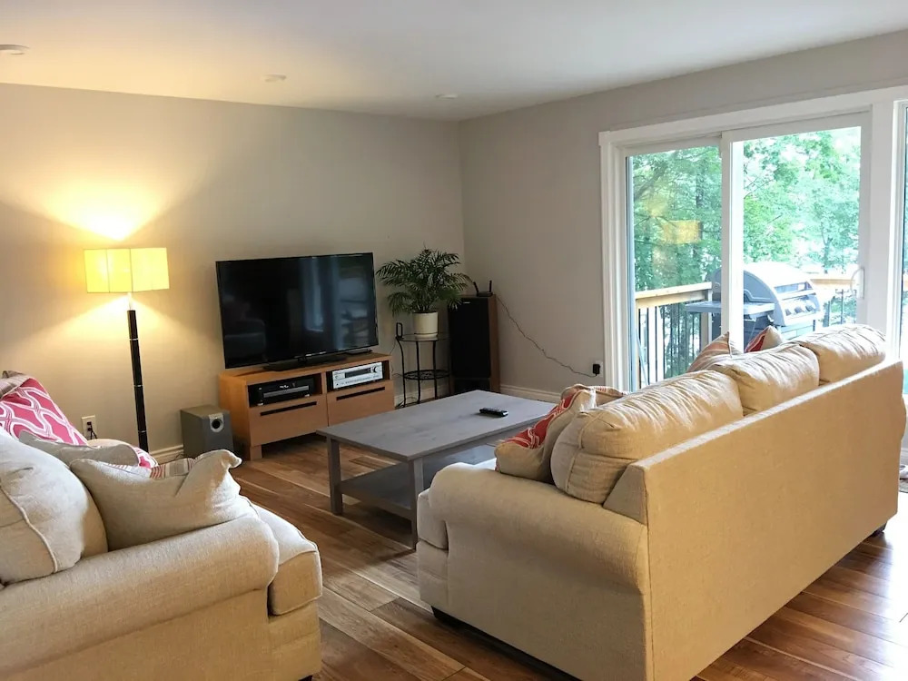 TO Stays - Waterfront Lake House Retreat