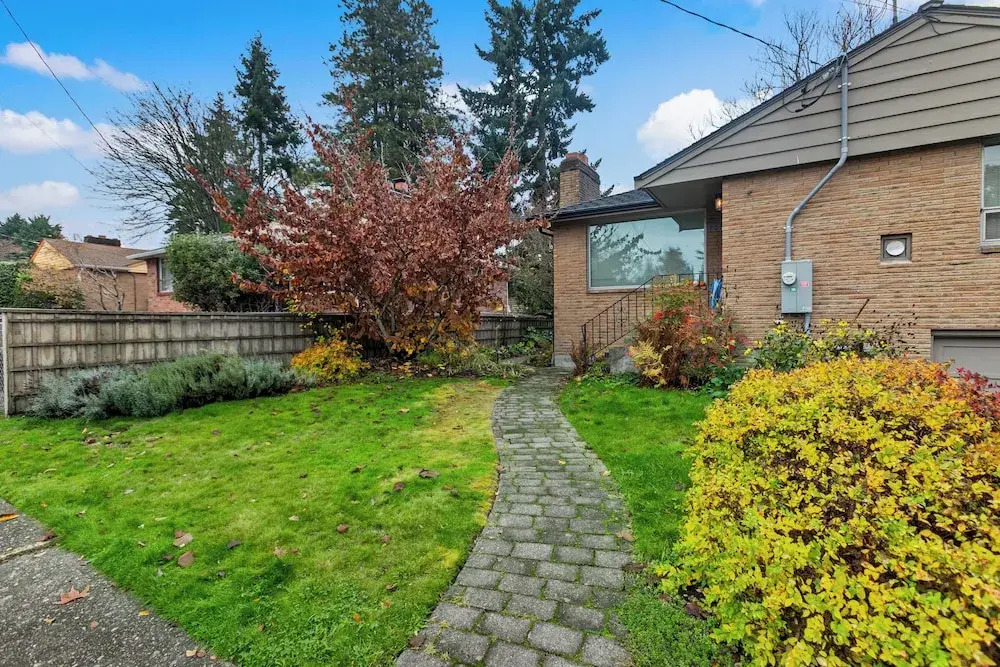 Bright 1BR Near UW & Local Parks