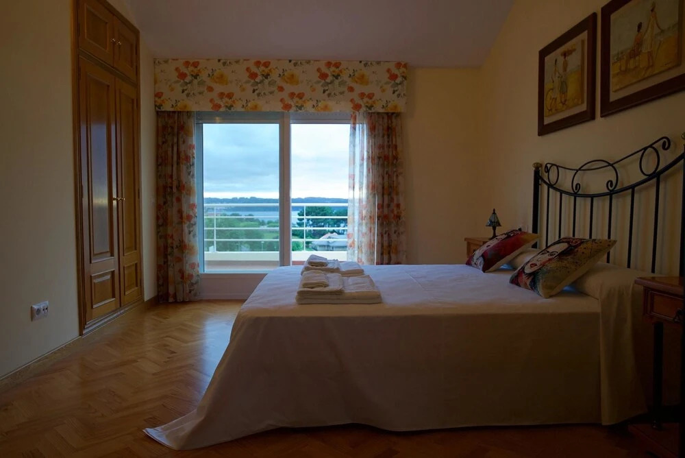 House With 3 Bedrooms in Miño, With Wonderful sea View, Pool Access an