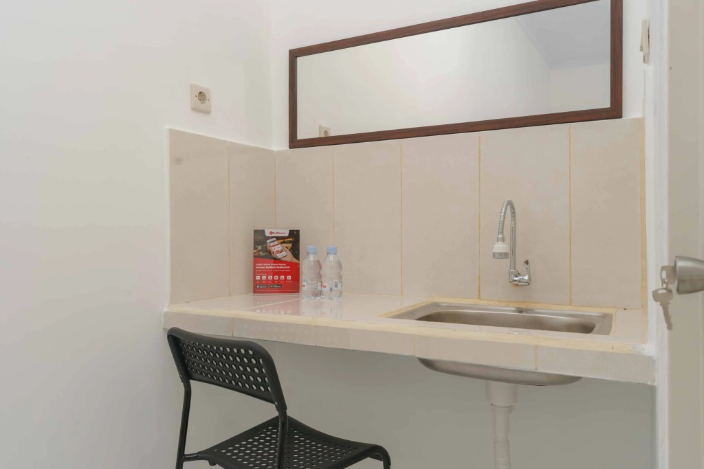 RedDoorz Syariah near Exit Toll Jatiwarna 2