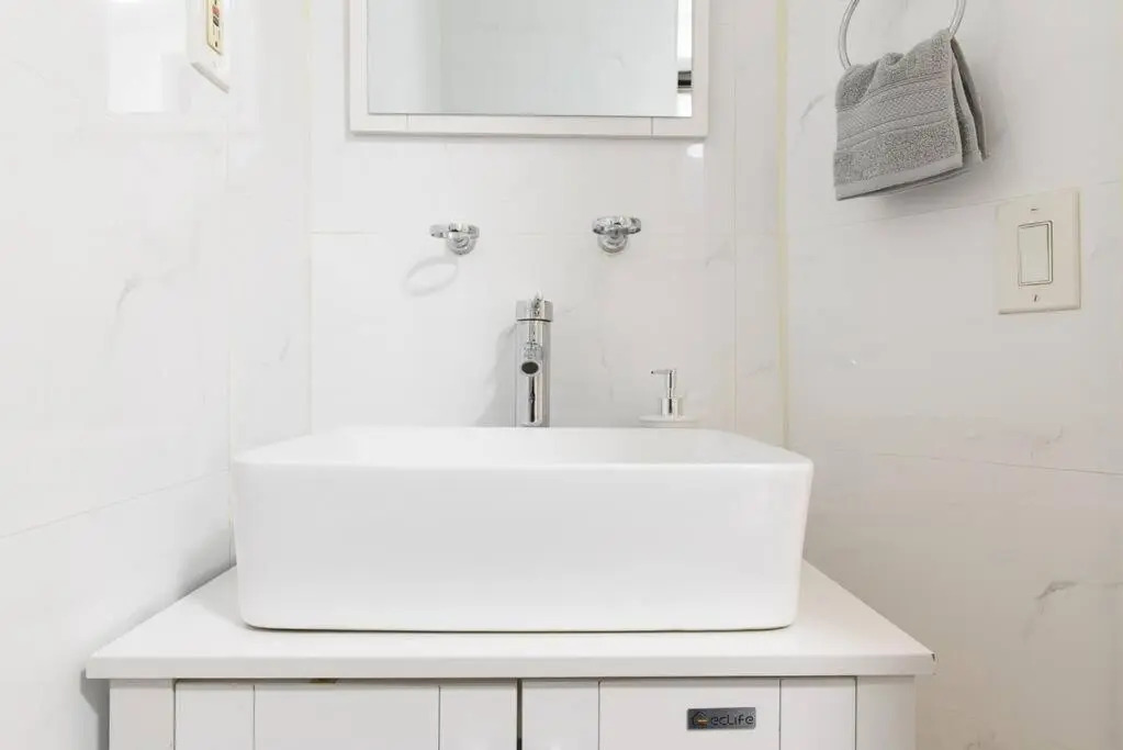 428-4r Prime Midtown Large 2 BR Newly Furnished