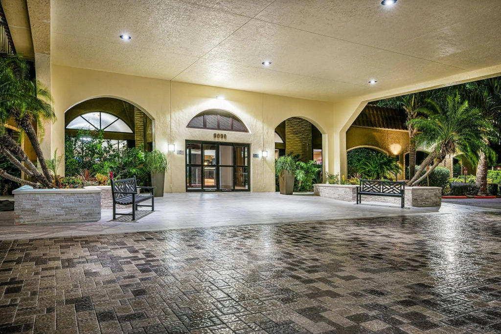Crowne Plaza Suites Houston Southwest