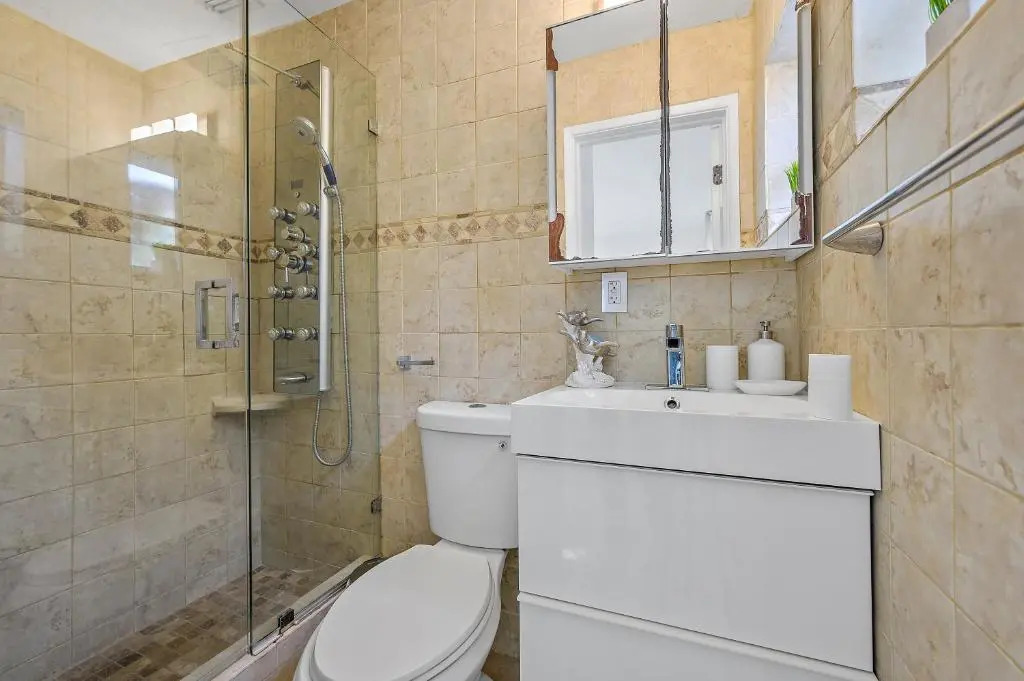**Modern 3Bedroom W/ Stunning Backyard Area**
