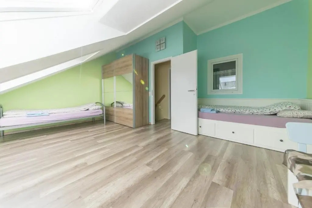 ID 6987 - Private Rooms