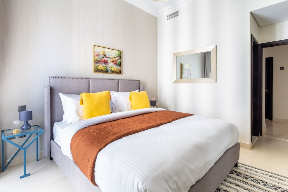 Luxuriously Elegant 2BR Apartment in Downtown Dubai
