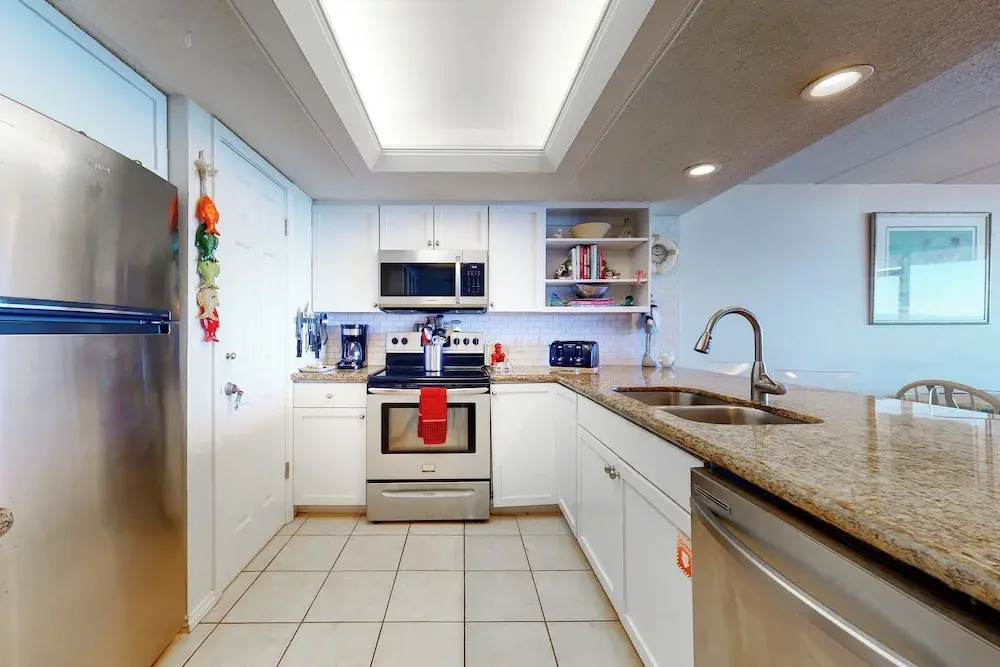 3BR Gulf-view Suite w/ Pools, Gym & Tennis