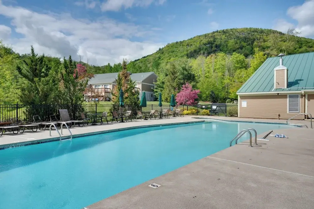 Relaxing Lincoln Condo w/ Fireplace & Shuttle