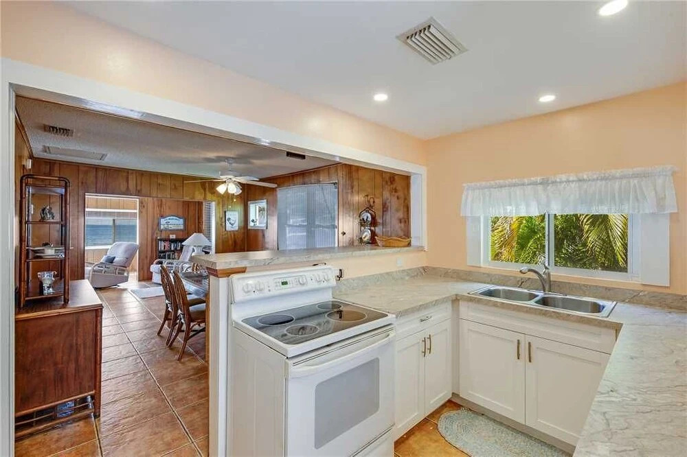 Gulf Pearl, 2 Bedrooms, Beach Front, Gas Grill, Sleeps 7