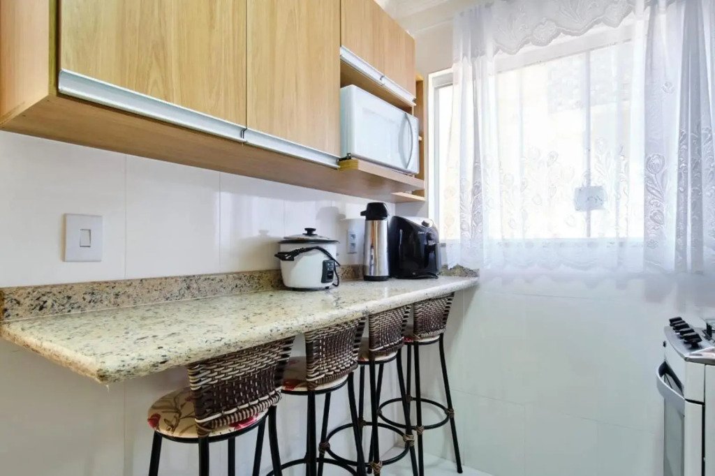 Apartamento com 02 dormitórios bem equipado com Ar condicionado - 100 metros da Praia