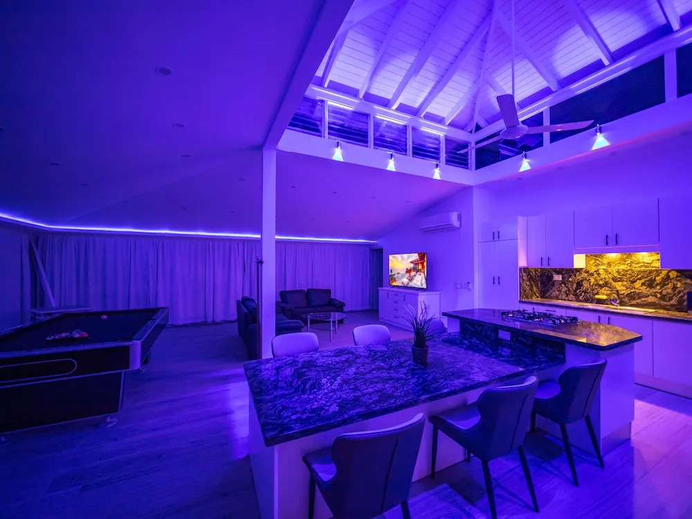 3BR Luxury Penthouse, 300m From Beach!