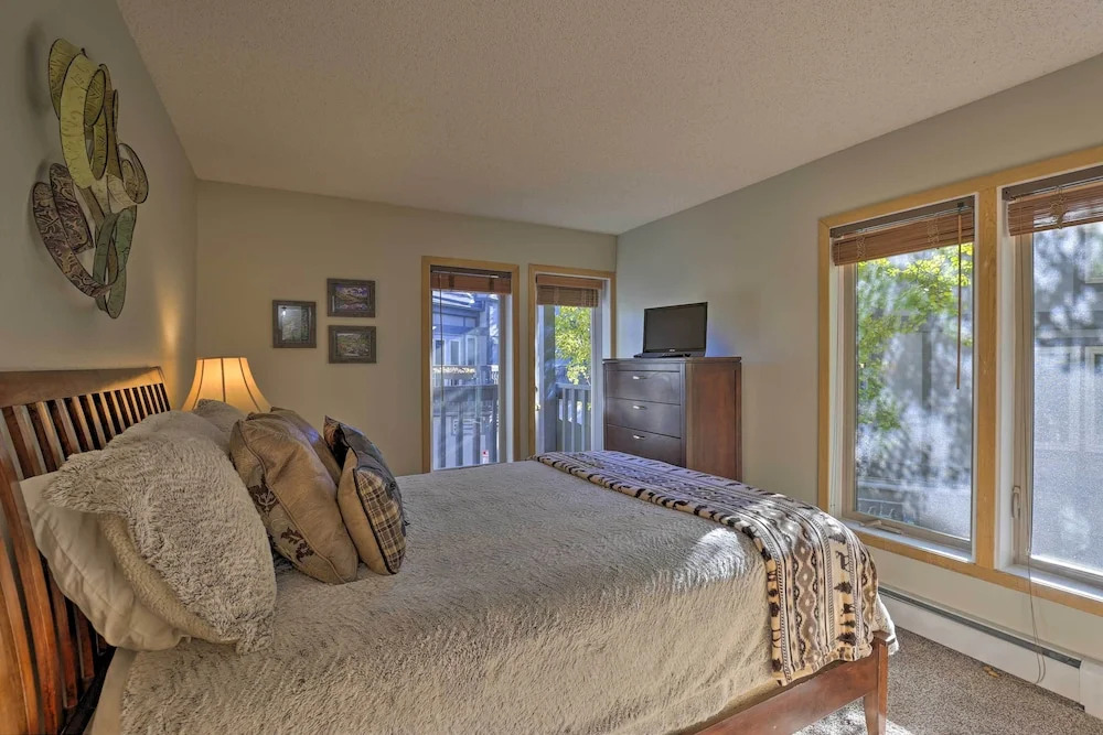 Creekside Frisco Condo w/ Views & Pool Access!