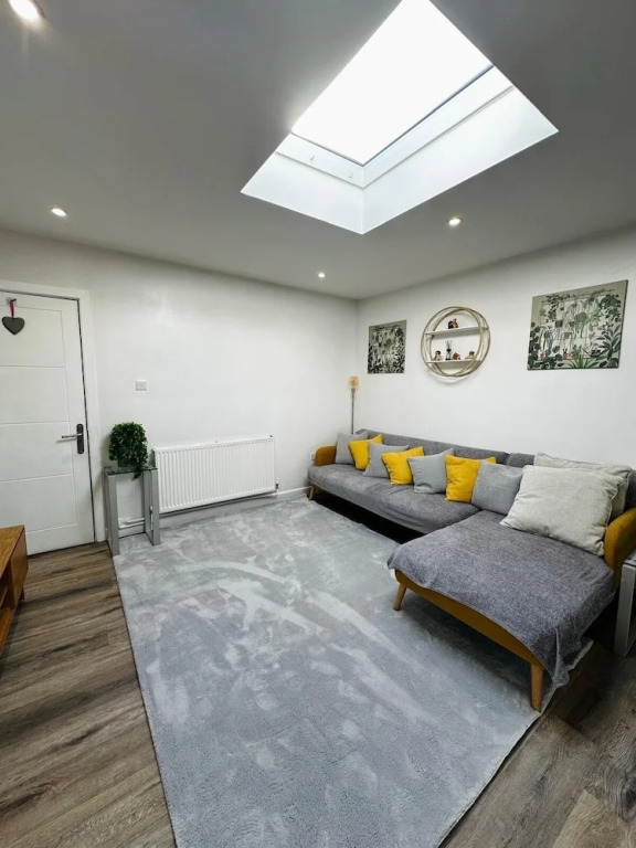 House Sleeps 6 Garden