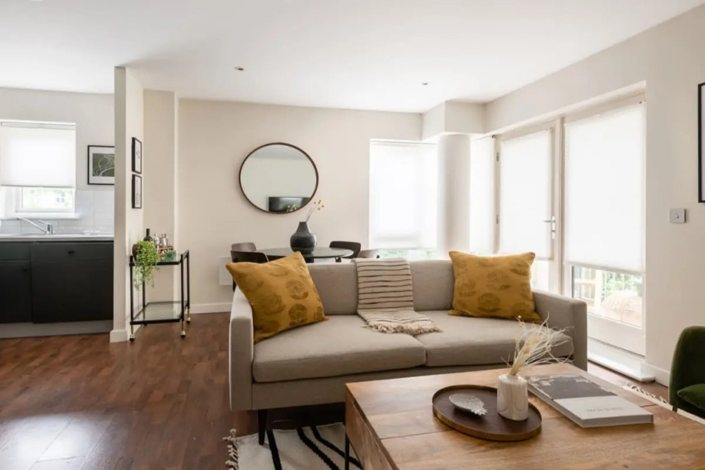 The Bow Mews - Modern & Bright 2BDR Apartment with Patio