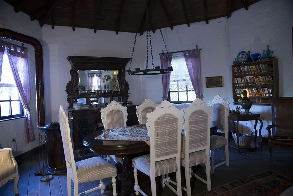 Bakkhos Guesthouse