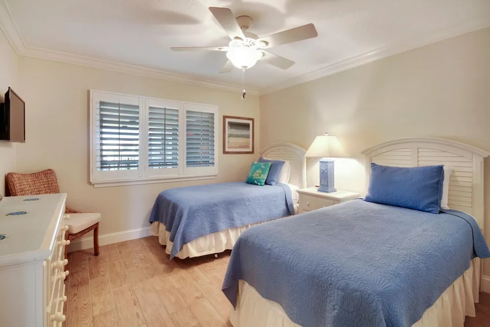 Land's End 404 Building 10 Gorgeous Updates / Beachfront!