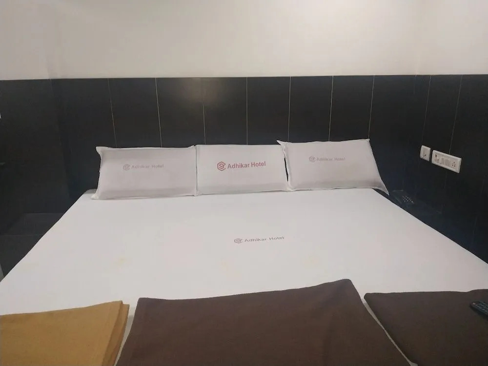 Iroomz Hotel Adhikar