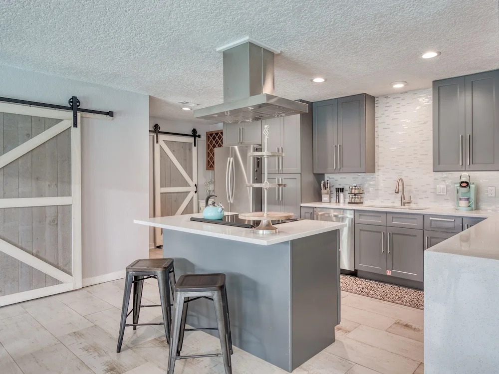 Canalfront Dream Pool, Dock & 3 Blocks To Beach! 5 Bedroom Home