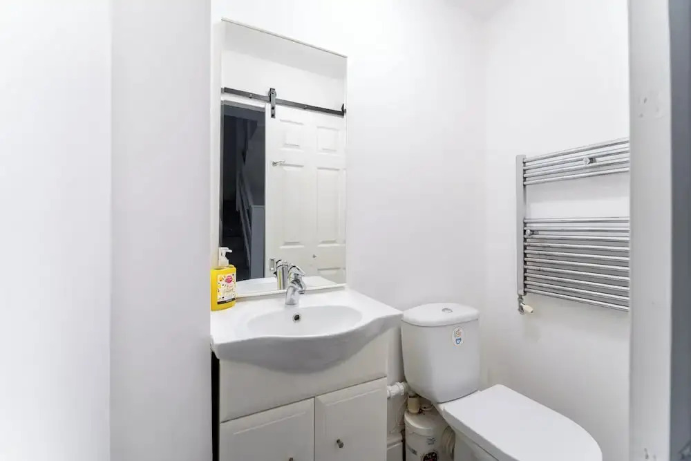 4-bed Home in Purley Near Gatwick Airport London
