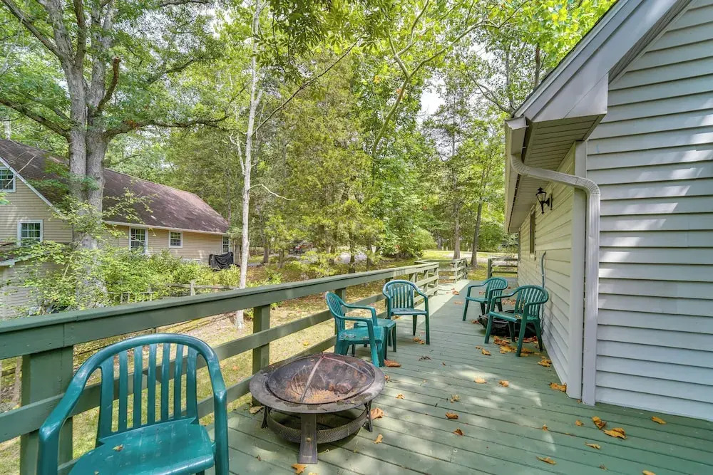 18 Mi to Grand Caverns: Cabin w/ Balcony!