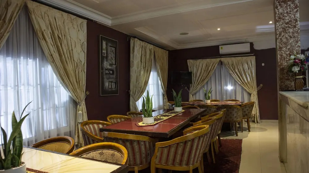 His Majesty's Hotel and Apartments