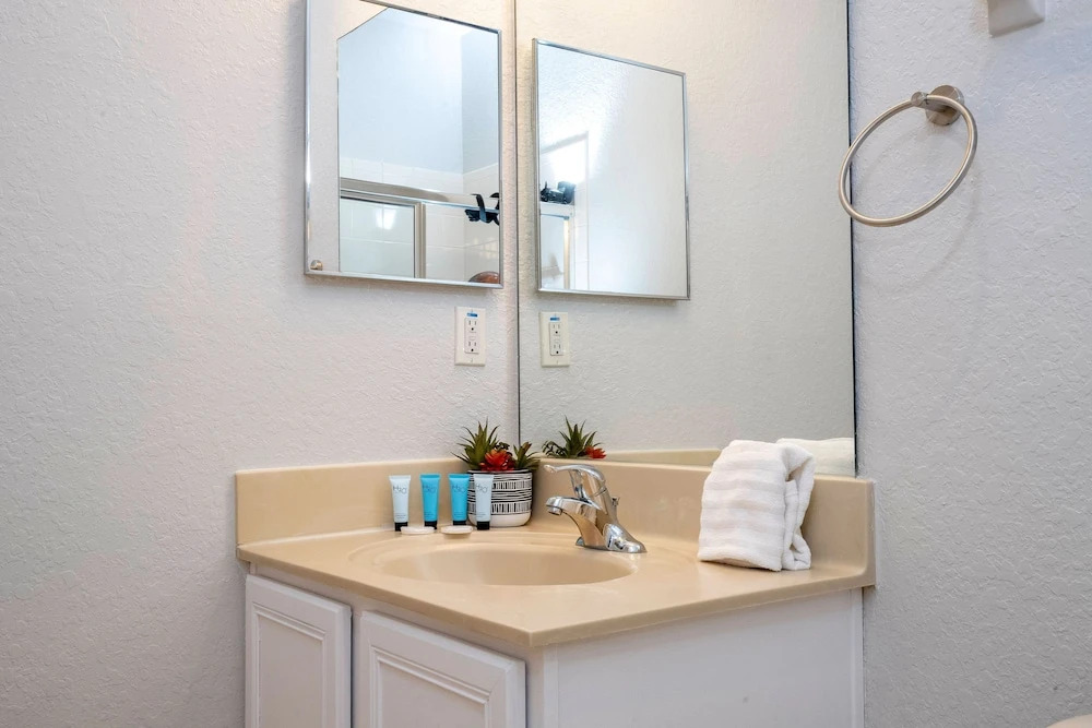 Cozy 4BR Regal Oaks w hot tub
