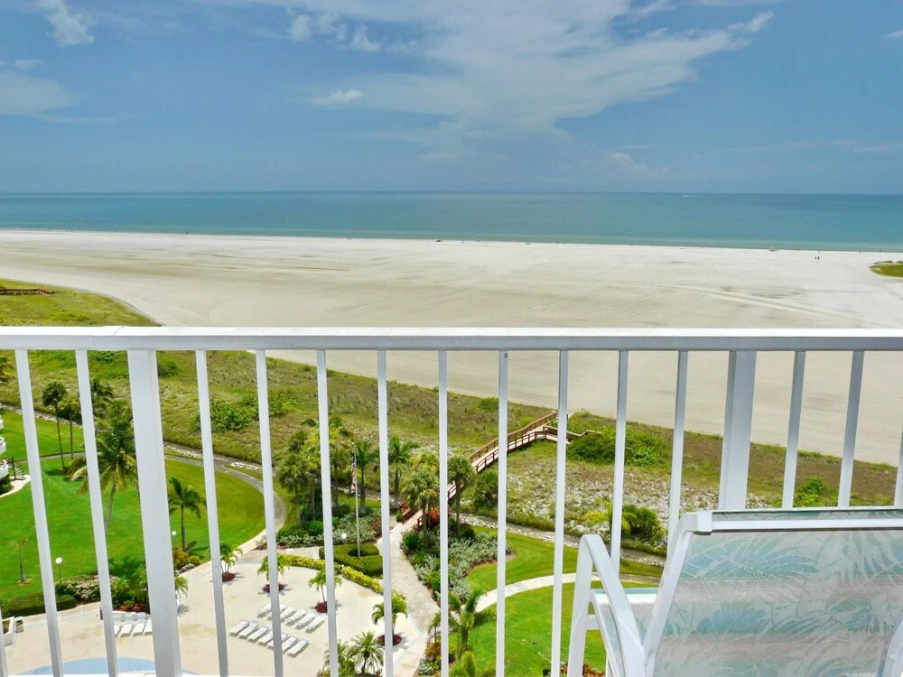 Eye-catching Beachfront Condo With Pool and Nice Views
