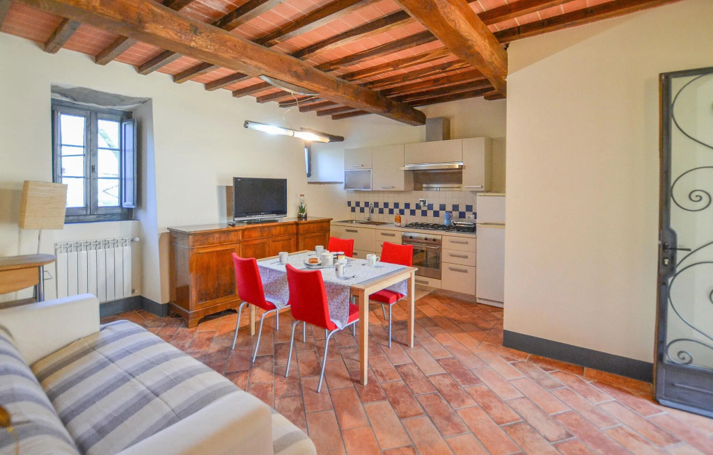 Nice Home in Capolona With 8 Bedrooms, Wifi and Private Swimming Pool