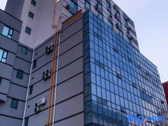 Elong Hotel (Yantai Railway Station Joy City Branch)