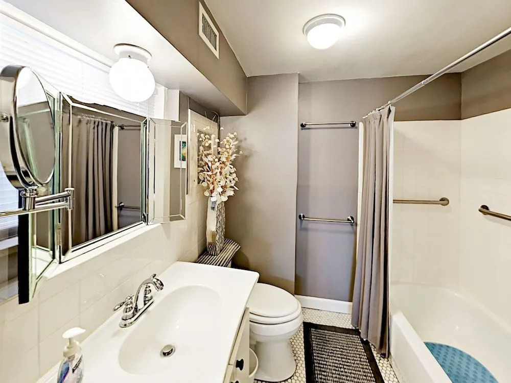 Upscale Unit in Historical - 1 Br Home