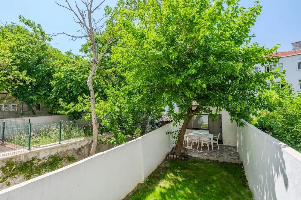 House w Garden 10 min to City s in Beyoglu