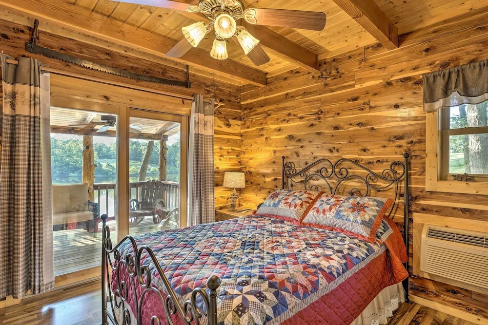 Hot Tub & Fireplace! Macks Creek Cabin on 30 Acres