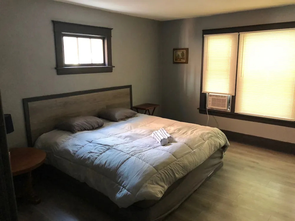 The 540 With Private Yard & Parking, Near Falls & Casino by Niagara Hospitality