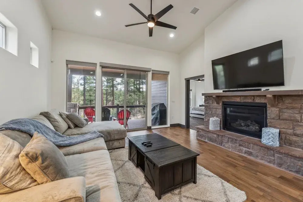 Scenic Golf Retreat With Modern Comforts & Fireplace 4 Bedroom Townhouse