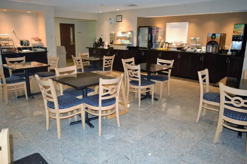 Country Inn & Suites by Radisson, Dunn I-95