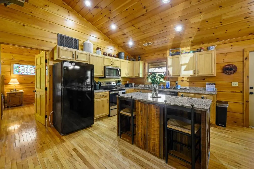 A Wolf's Den Gatlinburg
