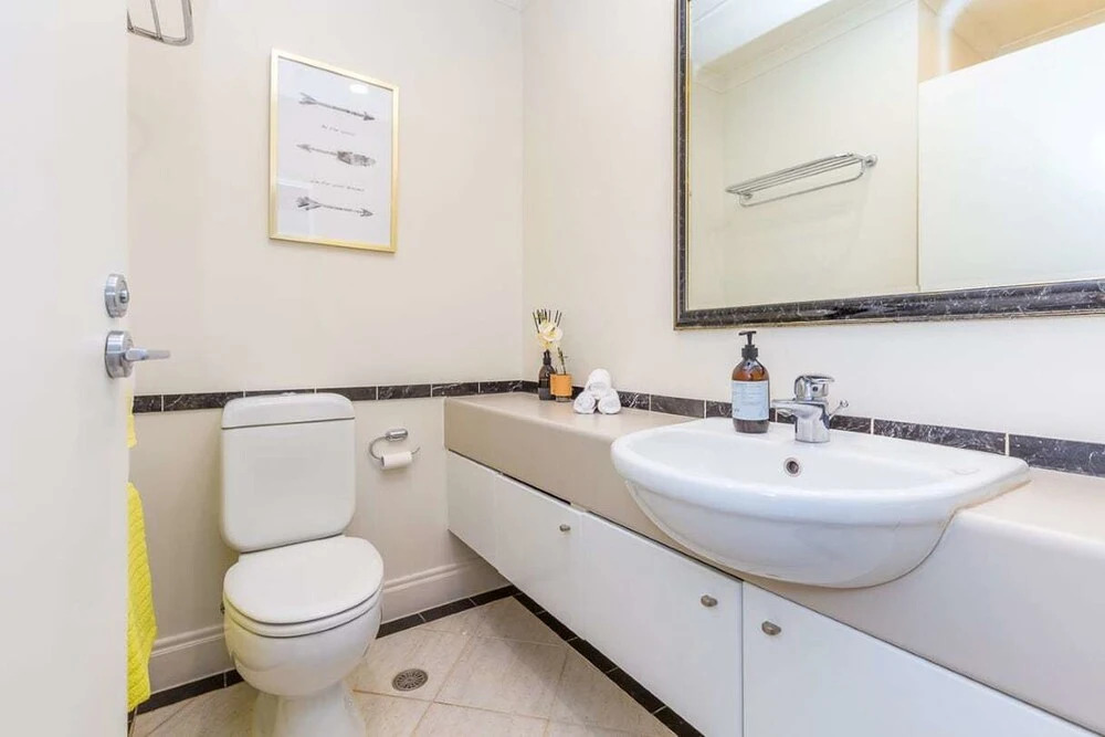 Lovely City Apartment with Pool & Gym