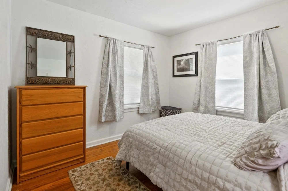 Blue Bungalow - Close To Downtown & Autzen 2 Bedroom Home