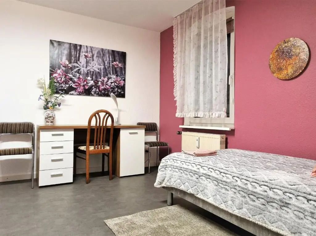 Apartment Bayreuth, 4 Zimmer Ferienwohnung im Haus mit Kunst, WLAN, Küche, Parkplatz