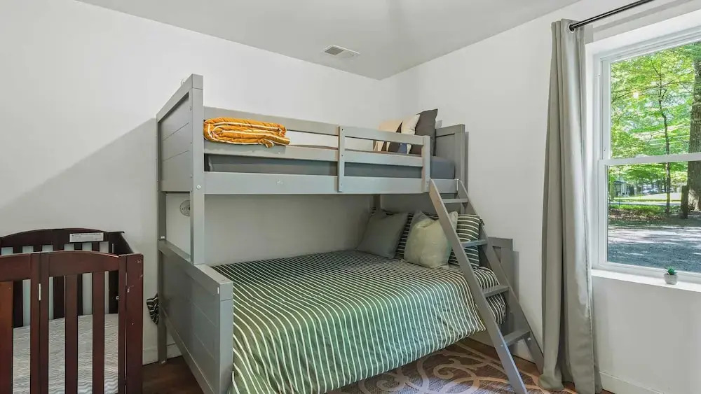 Lake Daze by Avantstay Lakefront w/ Modern Interior, Enclosed Porch & Hot Tub