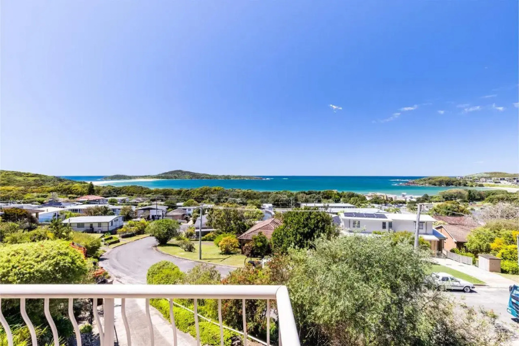10 Garuwa Street - Fabulous Fingal Bay water views