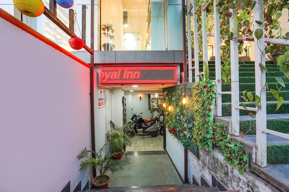 Fabhotel Royal Inn
