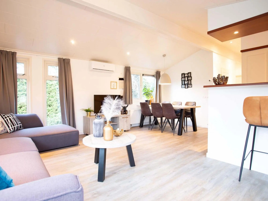 Well-kept chalet with microwave, in a holiday park in the middle of De Veluwe