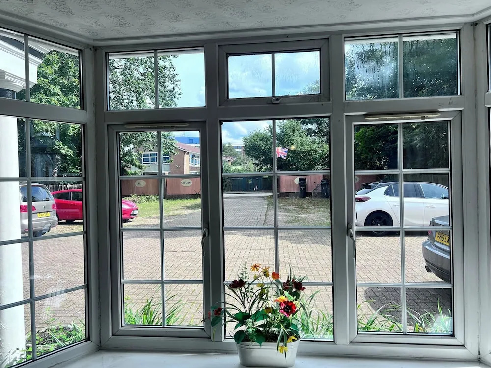 All Seasons Gatwick Guest House & Parking