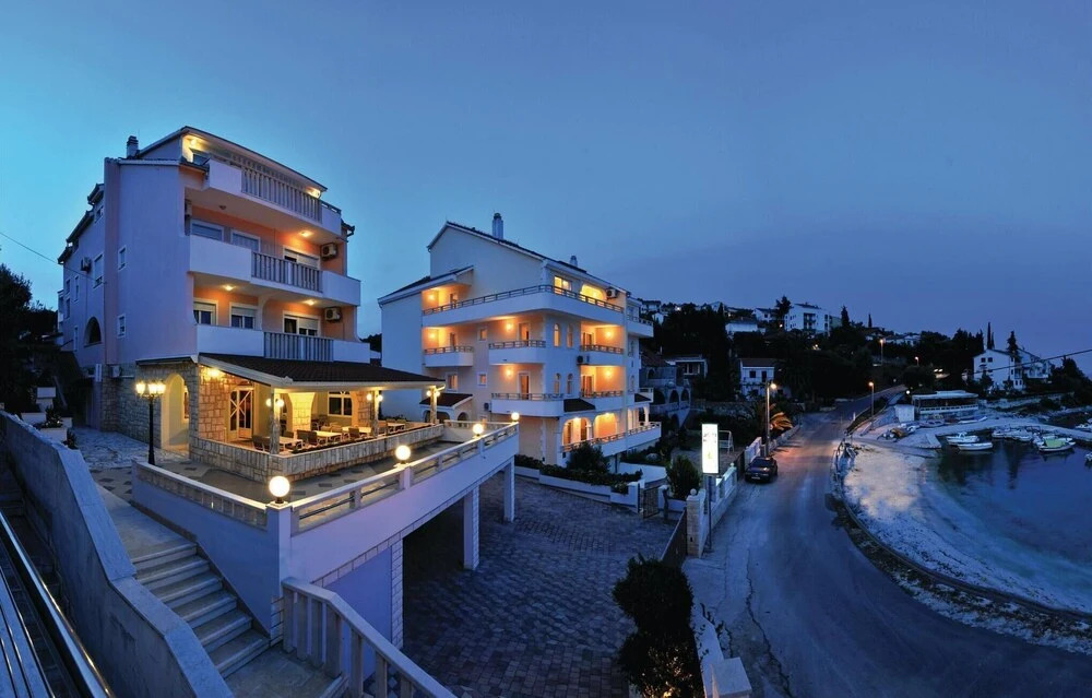Amazing Home In Okrug Gornji