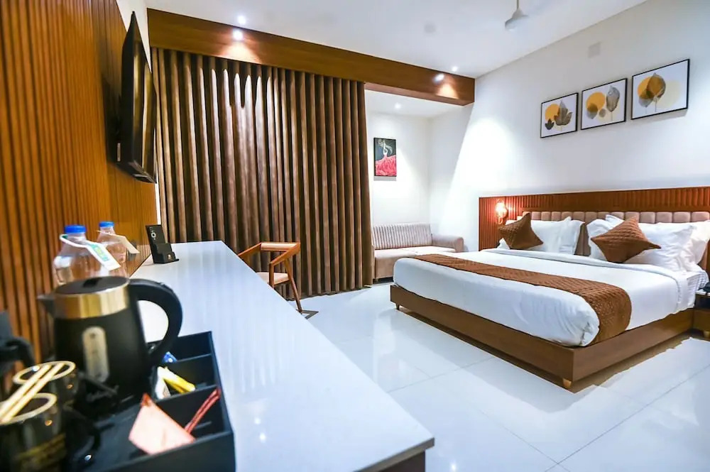 Kings Kraft Tremezzo Inn, Somnath