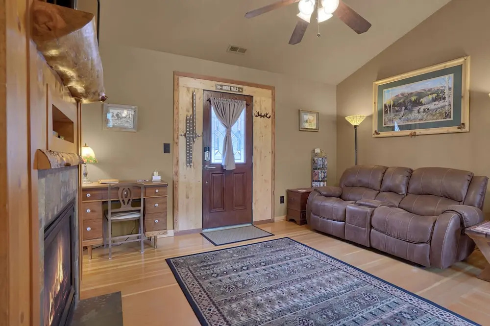 Pikes Peak Guest Cabin at Rocky Mountain Lodge