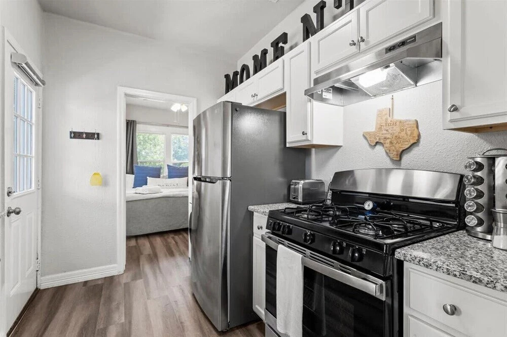 Cozy 1 Bed Home W Free Parking