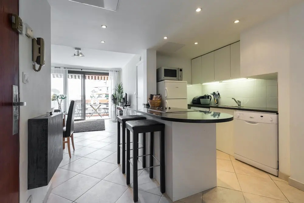 Modern 3 Bedroom 3 Bathroom Apartment for Rent Near Cannes Old Town Walking Distance to Palais - 2000