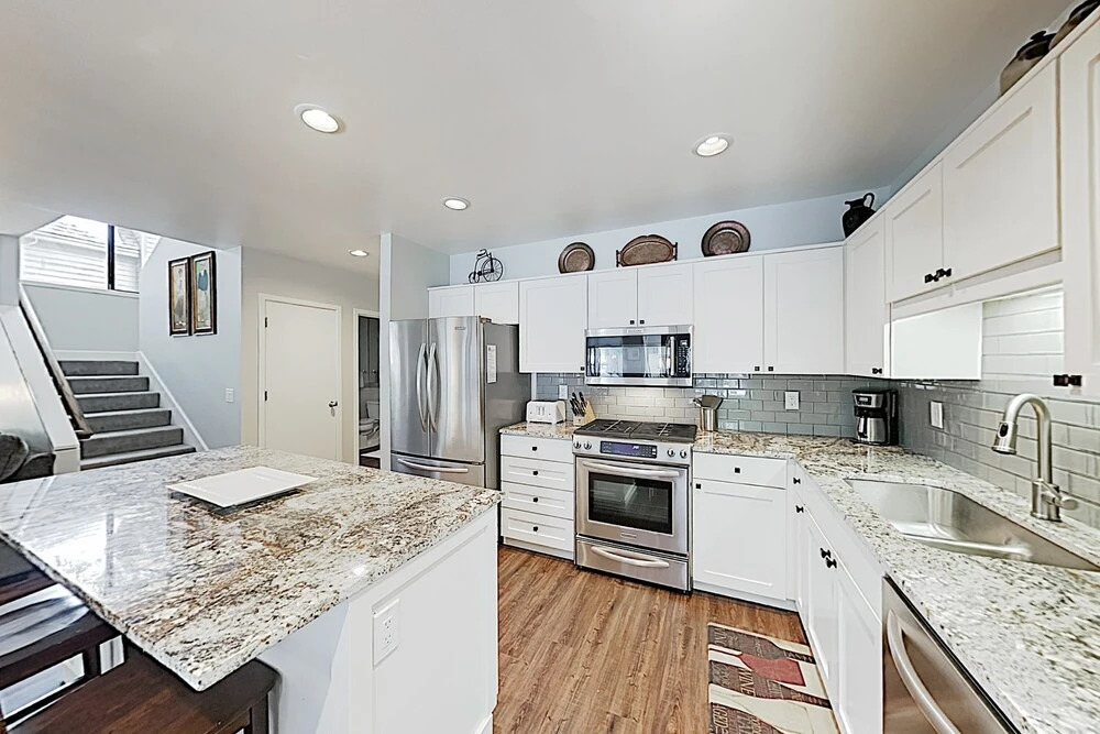 New Listing! Modern Eaglewood Townhome W/ Hot Tub 3 Bedroom Townhouse